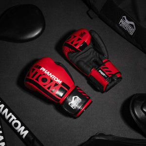 Phantom Boxhandschuhe APEX in der limitierten RED Edition. Perfekte Handschuhe für dein Kampfsporttraining wie z.B MMA, Muay Thai, Thaiboxen, K1 oder Boxen.