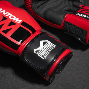 Phantom Boxhandschuhe APEX in der limitierten RED Edition. Perfekte Handschuhe für dein Kampfsporttraining wie z.B MMA, Muay Thai, Thaiboxen, K1 oder Boxen.