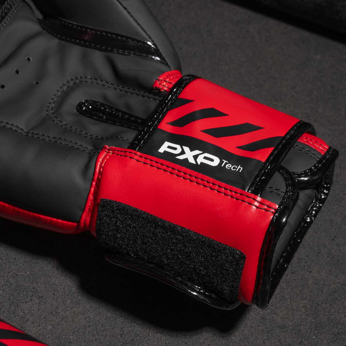 Phantom Boxhandschuhe APEX in der limitierten RED Edition. Perfekte Handschuhe für dein Kampfsporttraining wie z.B MMA, Muay Thai, Thaiboxen, K1 oder Boxen.