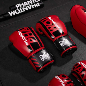 Boxhandschuhe Apex Red von Phantom Athletics, ideal für Boxen, Muay Thai und Kampfsporttraining. Hochwertige Polsterung schützt Hände und Knöchel bei intensiven Workouts.