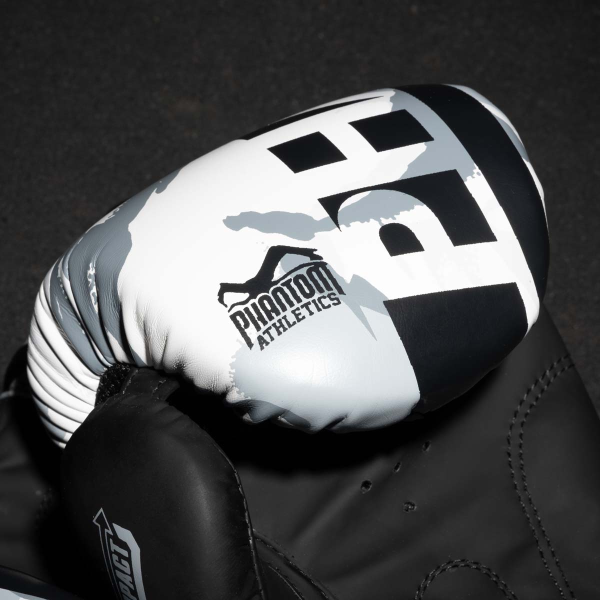 Diese hochwertigen Boxhandschuhe wurden speziell für Kampfsportler entwickelt, die Wert auf Stabilität, Komfort und Langlebigkeit legen. Perfekt für harte Trainingseinheiten am Sandsack und im Sparring.