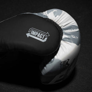 Die Boxhandschuhe Apex Whiteout kombinieren sportliches Design mit robuster Funktionalität. Sie bieten besten Halt am Handgelenk und optimale Dämpfung für effektives Schlagtraining.