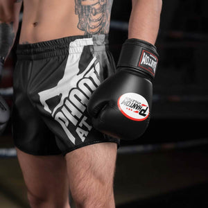 Elegante BG1 Boxhandschuhe in Schwarz von Phantom Athletics – ideal für Boxen, Kickboxen oder Muay Thai mit stabilem Handgelenkschutz.