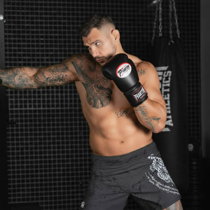 Hochwertige Phantom Athletics Boxhandschuhe BG1 in Schwarz – perfekt für intensives Box- und MMA-Training mit präziser Schlagpräzision und Schutz.