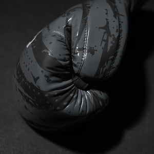 Die Phantom Athletics Boxhandschuhe Camo Tiger kombinieren sportliches Design mit funktionaler Leistung. Perfekt für intensive Kampfsporteinheiten im Standkampf.