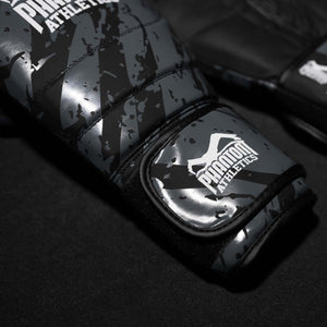 Die Phantom Athletics Boxhandschuhe Camo Tiger kombinieren sportliches Design mit funktionaler Leistung. Perfekt für intensive Kampfsporteinheiten im Standkampf.