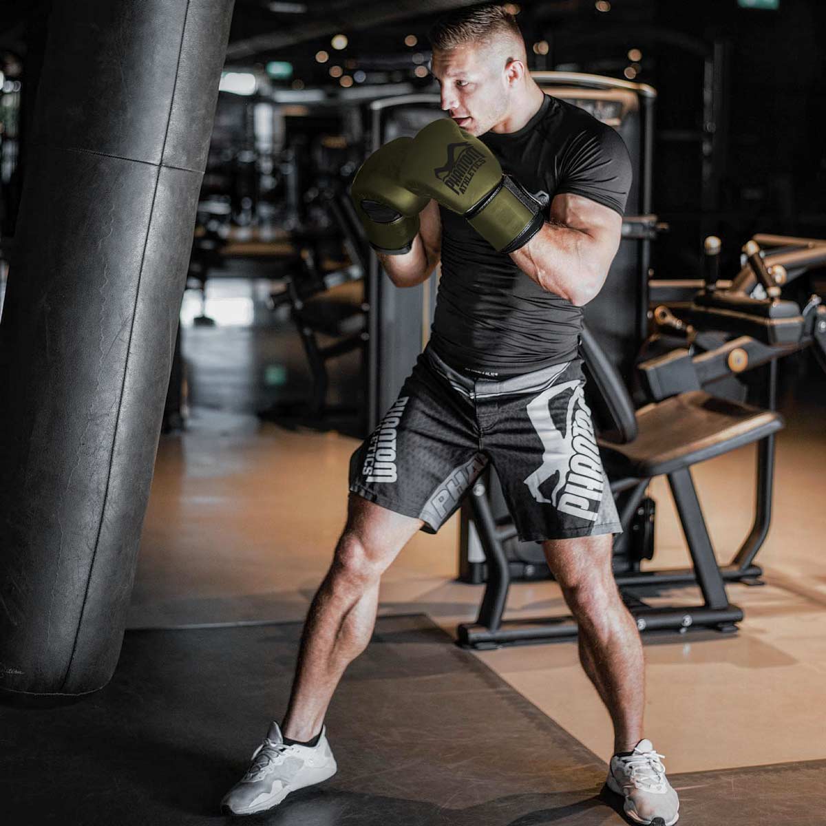 Phantom Athletics Boxhandschuhe Elite ATF Army, perfekt für intensives Training und Wettkampf im Kampfsport. Diese hochwertigen Handschuhe bieten maximalen Schutz, Komfort und Langlebigkeit, kombiniert mit einem modernen Army-Design.