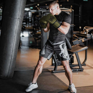 Phantom Athletics Boxhandschuhe Elite ATF Army, perfekt für intensives Training und Wettkampf im Kampfsport. Diese hochwertigen Handschuhe bieten maximalen Schutz, Komfort und Langlebigkeit, kombiniert mit einem modernen Army-Design.