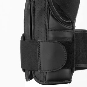 Phantom Athletics ELITE Black Handschuhe sind mit einem breiten Klettverschluss ausgestattet, der für sicheren Sitz und zusätzlichen Handgelenkschutz sorgt.