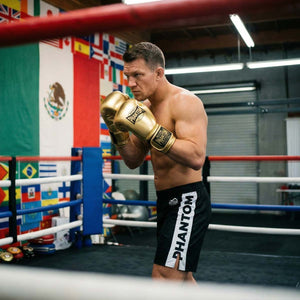 Die Phantom Athletics Boxhandschuhe Mexico in Gold stehen für Premium-Qualität im Kampfsport und sind ideal für intensives Boxen, MMA und Kickboxen. Die ergonomische Passform, kombiniert mit stabiler Handgelenkführung, sorgt für maximale Kontrolle und Sicherheit bei jedem Schlag im Training und Sparring.