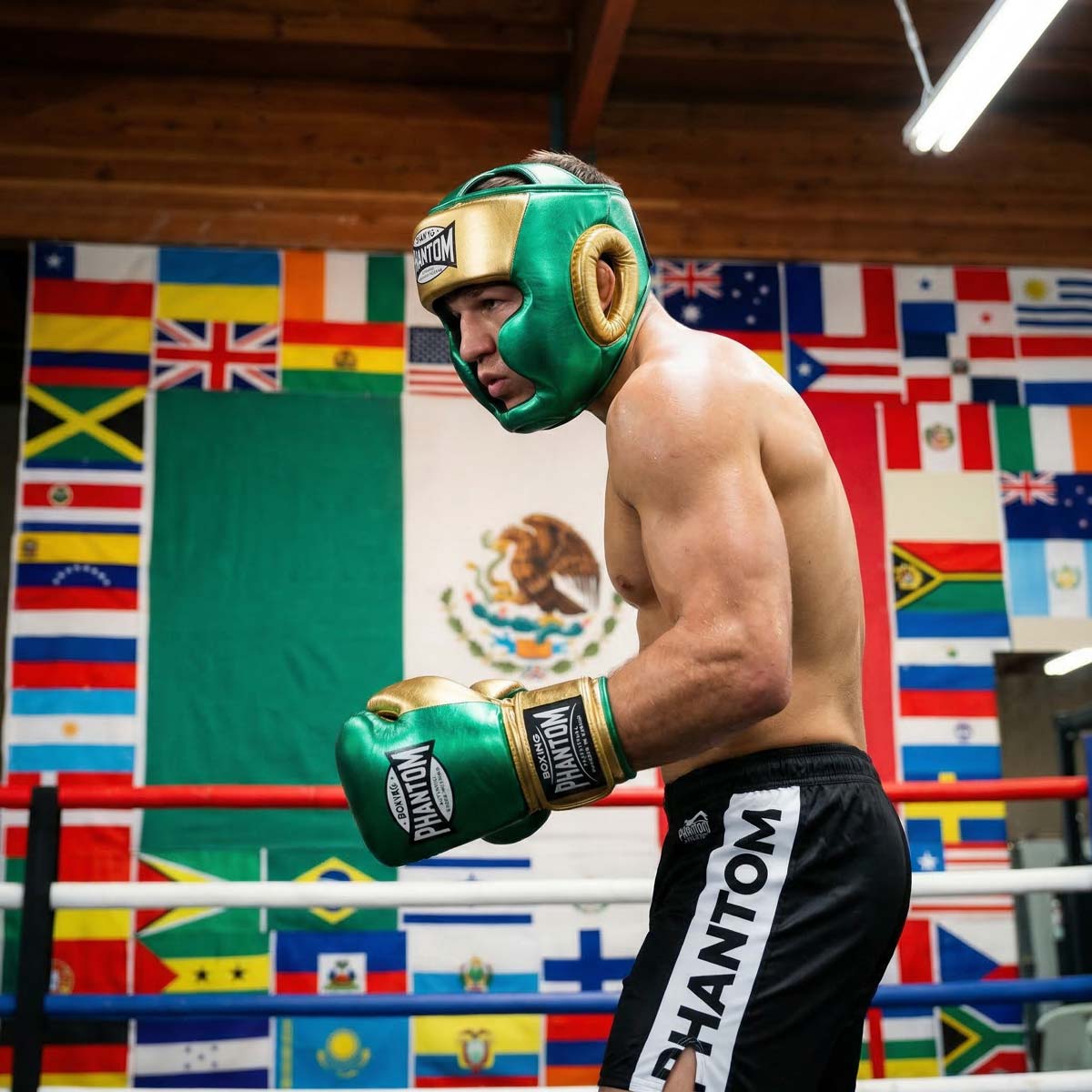 Der Phantom Athletics Headguard Mexico Full Face in Grün-Gold bietet maximalen Schutz für Gesicht und Kopf bei intensivem Kampfsport wie Boxen, MMA und Kickboxen. Die verstärkte Polsterung im Wangen- und Kinnbereich absorbiert Schläge zuverlässig und sorgt für sicheres Sparring auf höchstem Niveau.