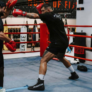 Phantom Athletics Boxhandschuhe „Mexico Red“ – ergonomisches Design mit verstärktem Handgelenksschutz für sicheren Halt und optimale Kontrolle bei jedem Schlag.