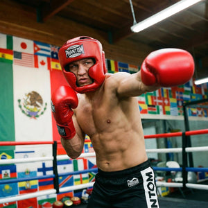 Der Phantom Athletics Headguard Mexico Full Face in Rot bietet maximalen Schutz für Gesicht und Kopf bei intensivem Kampfsport wie Boxen, MMA und Kickboxen. Die verstärkte Polsterung im Wangen- und Kinnbereich absorbiert Schläge zuverlässig und sorgt für sicheres Sparring auf höchstem Niveau.