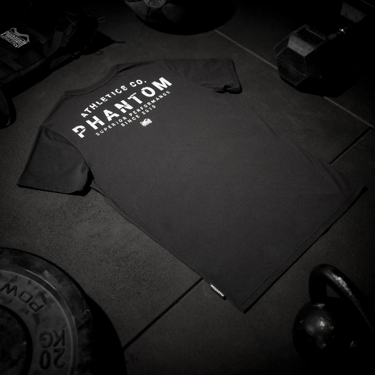 Das Phantom Athletics Oversize Shirt „Superior“ kombiniert sportlichen Schnitt mit hochwertiger Baumwollmischung für optimalen Tragekomfort im Training und Alltag.