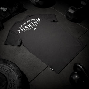 Das Phantom Athletics Oversize Shirt „Superior“ kombiniert sportlichen Schnitt mit hochwertiger Baumwollmischung für optimalen Tragekomfort im Training und Alltag.