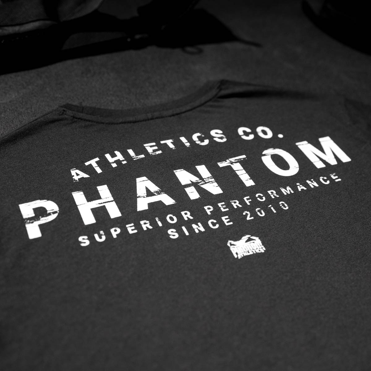 Der lockere, sportliche Schnitt im Oversize-Stil des Phantom Athletics Oversize Shirt „Superior“ sorgt für Bewegungsfreiheit und modernen Look.