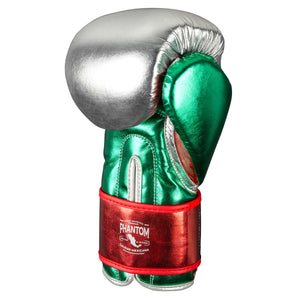 Mit verstärktem Handgelenkschutz und atmungsaktiven Belüftungslöchern gewährleisten die Phantom Athletics Boxhandschuhe „Mexico Silver“ Stabilität und Komfort während intensiver Trainingseinheiten.