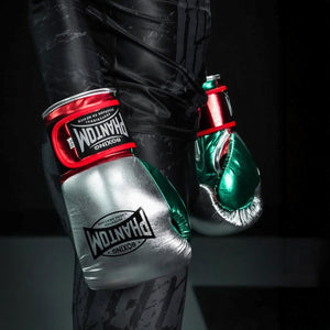 Hochwertige Phantom Athletics Boxhandschuhe Mexico in Silber mit grünen und roten Akzenten, kombiniert klassisches Design mit moderner Performance für intensives Box‑ und Sparring‑Training. Die ergonomische Form und dichte Polsterung bieten optimalen Schutz und präzise Schlagführung beim Techniktraining und Fitnessboxen. Premium‑Materialien und stabile Handgelenkunterstützung machen diese Handschuhe ideal für ambitionierte Kampfsportler.