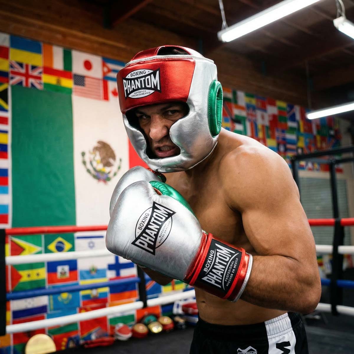 Der Phantom Athletics Headguard Mexico Full Face in Silber-Grün-Rot bietet maximalen Schutz für Gesicht und Kopf bei intensivem Kampfsport wie Boxen, MMA und Kickboxen. Die verstärkte Polsterung im Wangen- und Kinnbereich absorbiert Schläge zuverlässig und sorgt für sicheres Sparring auf höchstem Niveau.