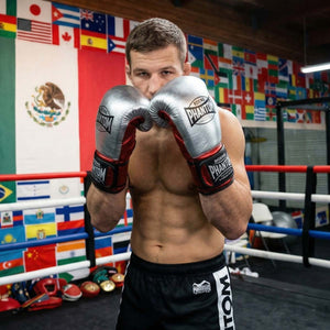 Die Phantom Athletics Boxhandschuhe Mexico in Silber/Rot kombinieren auffälliges Design mit hochwertiger Performance für intensives Boxen, MMA und Kickboxen. Die ergonomische Passform und die starke Polsterung sorgen für präzise Schlagführung und optimalen Schutz im Sparring und Training.
