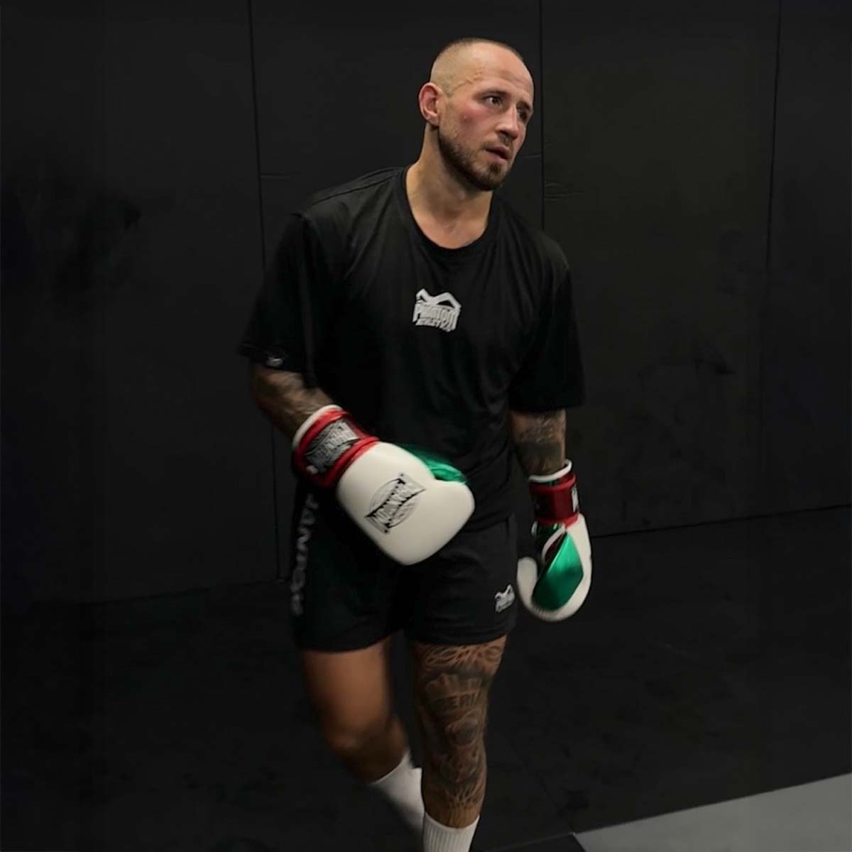 Mit auffälligem Rücken- und Brust-Print sowie hochwertigem Label am Saum und Ärmel setzt das Phantom Athletics Oversize Shirt „Team“ ein starkes Statement.