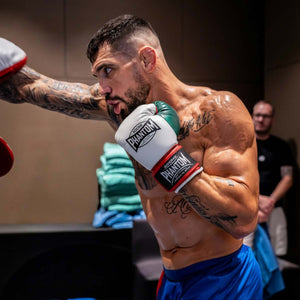 Hochwertige Boxhandschuhe „Mexico“ von Phantom Athletics in Grün‑Weiß‑Rot – klassisches Mexiko‑Design trifft moderne Kampfsport‑Technologie mit starker Polsterung und stabiler Handgelenkführung.