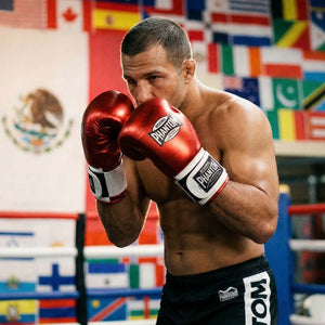 Die Phantom Athletics Boxhandschuhe Mexico in Rot/Weiß kombinieren auffälliges Design mit hochwertiger Performance für intensives Boxen, MMA und Kickboxen. Die ergonomische Passform und die starke Polsterung sorgen für präzise Schlagführung und optimalen Schutz im Sparring und Training.