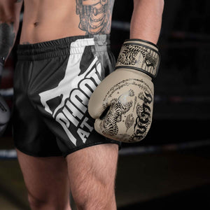 Phantom Athletics Muay Thai Boxhandschuhe Sand mit stabiler Polsterung, ideal für Kampfsport-Training, Sparring und Technikarbeit.