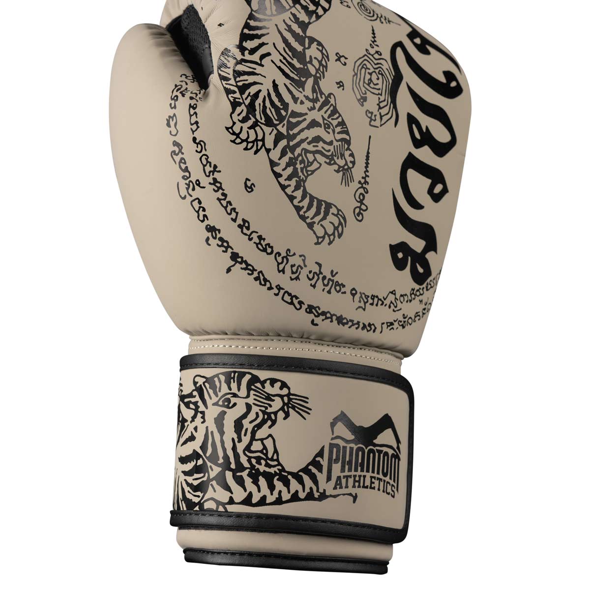 Die Phantom Muay Thai Boxhandschuhe mit traditionellem Sak Yant Design und hochwertiger Verarbeitung.