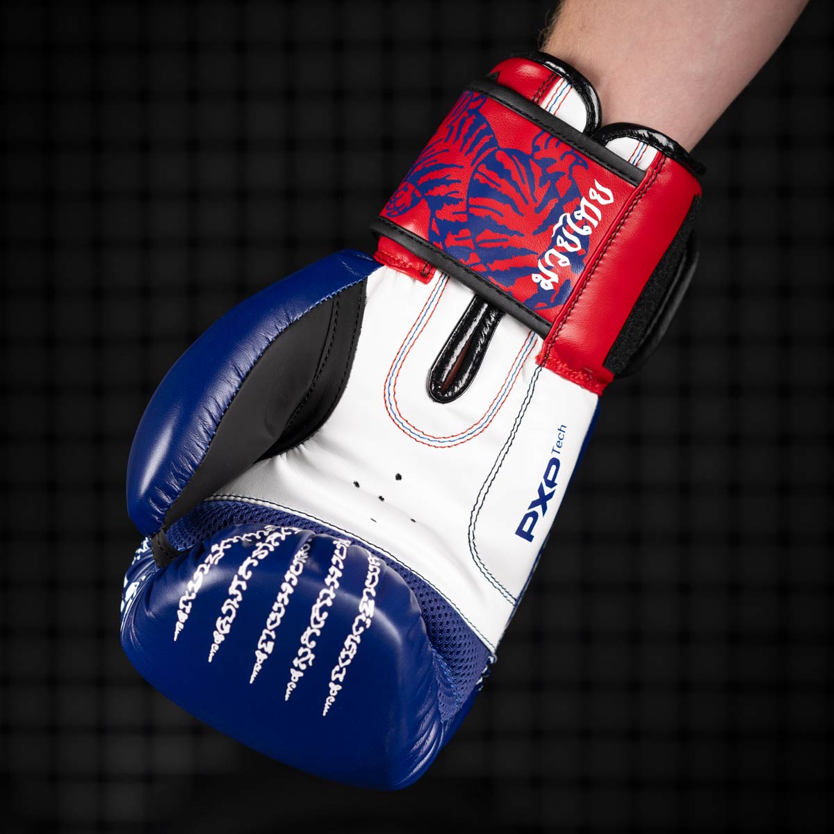 Die Phantom Muay Thai Boxhandschuhe in Blau/Weiss/Rot verfügen über einen Mesh Einsatz an der Handinnenfläche für eine optimale Belüftung beim Training.