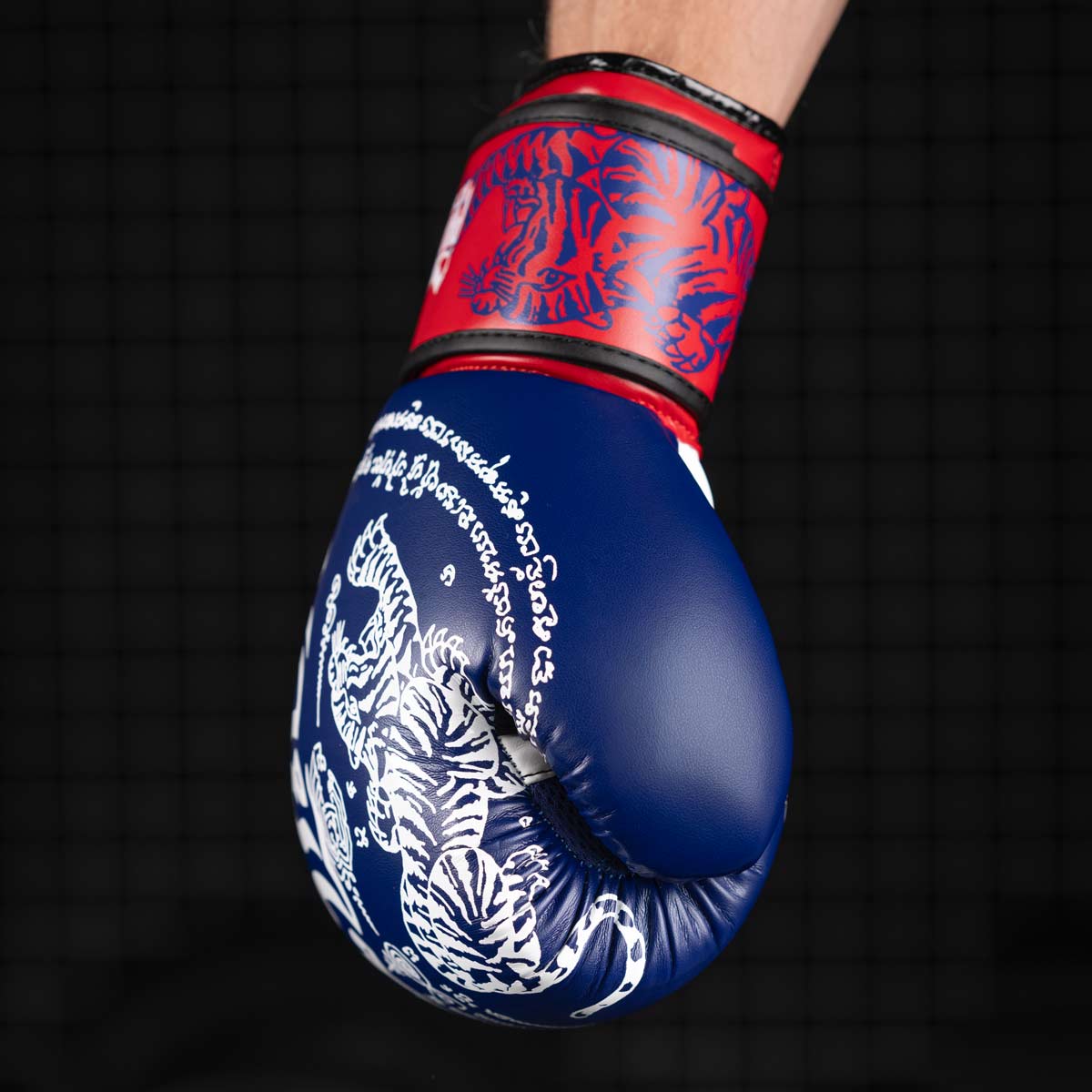 Die Phantom Muay Thai Boxhandschuhe in der Farbe Blau/Rot/Weiss. 