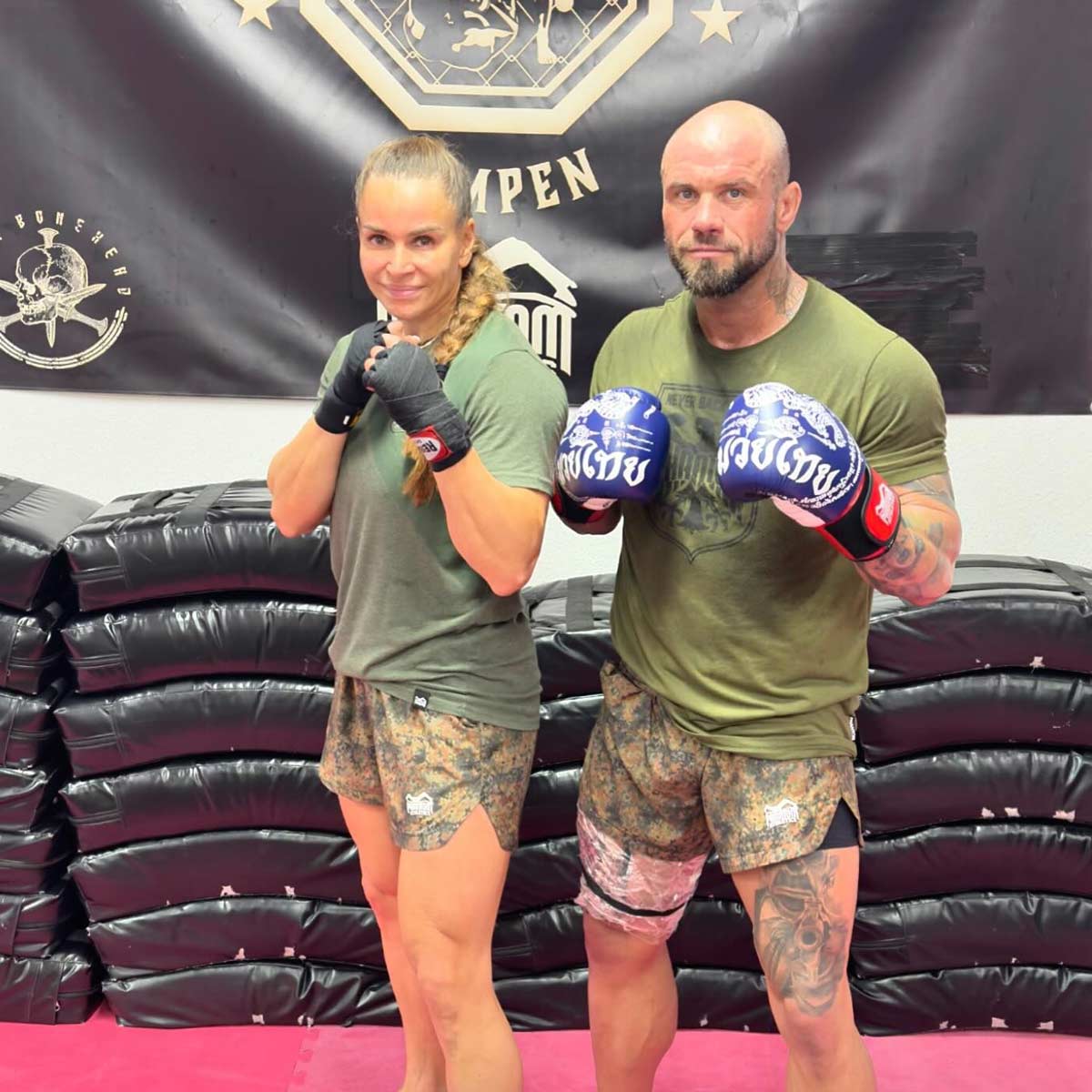 Dank ihres ergonomischen Schnitts und der robusten Verarbeitung eignen sich diese Boxhandschuhe perfekt für Muay Thai, Kickboxen und klassischen Boxsport. Das auffällige blaue Design unterstreicht deinen Stil im Training.