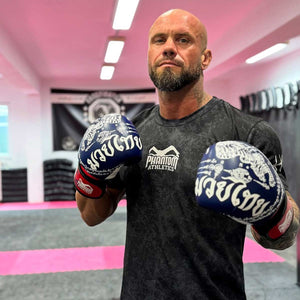 Die Muay Thai Boxhandschuhe in Blau von Phantom Athletics bieten dir zuverlässigen Schutz und hohen Tragekomfort für Sparring, Pratzenarbeit und Techniktraining. Mit ihrer stabilen Polsterung und dem sicheren Klettverschluss garantieren sie optimalen Halt und Stoßdämpfung.