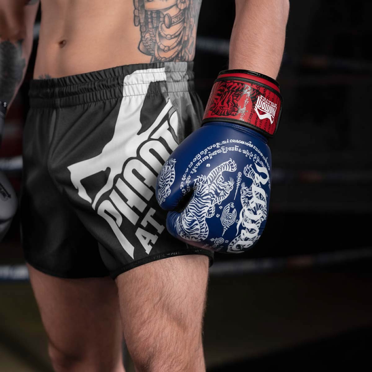 Phantom Athletics Muay Thai Boxhandschuhe Blau mit stabilem Polsterschutz – perfekt für intensives Kampfsport-Training und Sparring.