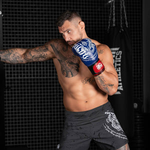 Hochwertige Phantom Athletics Boxhandschuhe in Blau, ideal für Muay Thai, Kickboxen und Techniktraining.