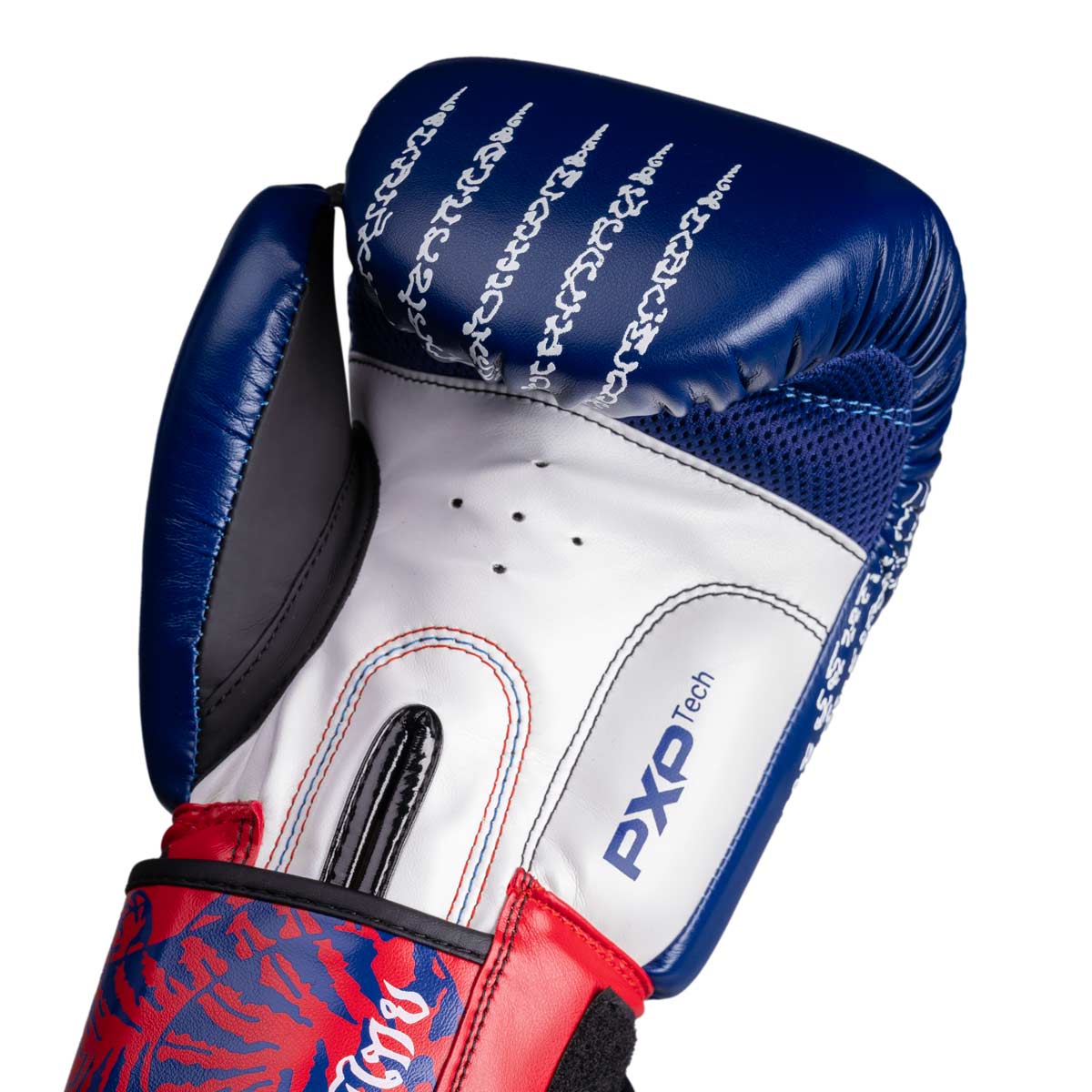 Die hochwertige Verarbeitung der Phantom Muay Thai Boxhandschuhe. Produziert aus qualitativem Phantom PXP Tech Material in der Farbe Blau/Rot/Weiss.