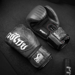 Die grauen Muay Thai Boxhandschuhe von Phantom Athletics bieten hervorragenden Schutz für Hände und Handgelenke bei intensiven Trainingseinheiten.