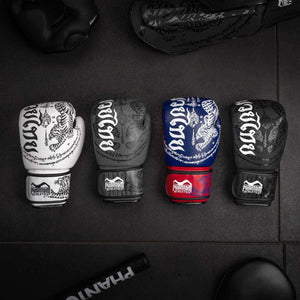 Robuste Boxhandschuhe von Phantom Athletics, ideal für anspruchsvolle Trainingseinheiten und Wettkämpfe im Muay Thai.