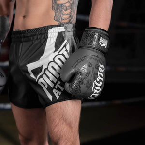Hochwertige Boxhandschuhe „Muay Thai – Grau“ von Phantom Athletics – stilvolles Grau‑Design kombiniert mit robuster Polsterung und stabiler Handgelenkführung für MMA‑, Kickbox‑ und Boxtraining.