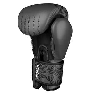 Die grauen Muay Thai Boxhandschuhe von Phantom Athletics kombinieren traditionelles Design mit moderner Technologie für maximale Leistung.