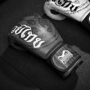 Robuste Boxhandschuhe in Grau von Phantom Athletics, ideal für anspruchsvolle Trainingseinheiten und Wettkämpfe im Muay Thai.