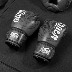 Die grauen Muay Thai Boxhandschuhe von Phantom Athletics bieten hervorragenden Schutz für Hände und Handgelenke bei intensiven Trainingseinheiten.