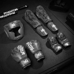 Die grauen Muay Thai Boxhandschuhe von Phantom Athletics kombinieren traditionelles Design mit moderner Technologie für maximale Leistung.