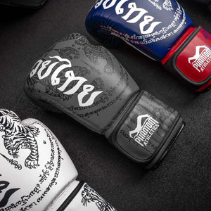 Hochwertige Boxhandschuhe in Grau, entwickelt von Phantom Athletics, für optimale Performance und Komfort im Muay Thai Training.