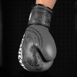 Die grauen Muay Thai Boxhandschuhe von Phantom Athletics bieten hervorragende Polsterung und Stabilität für effektives Sparring und Techniktraining.