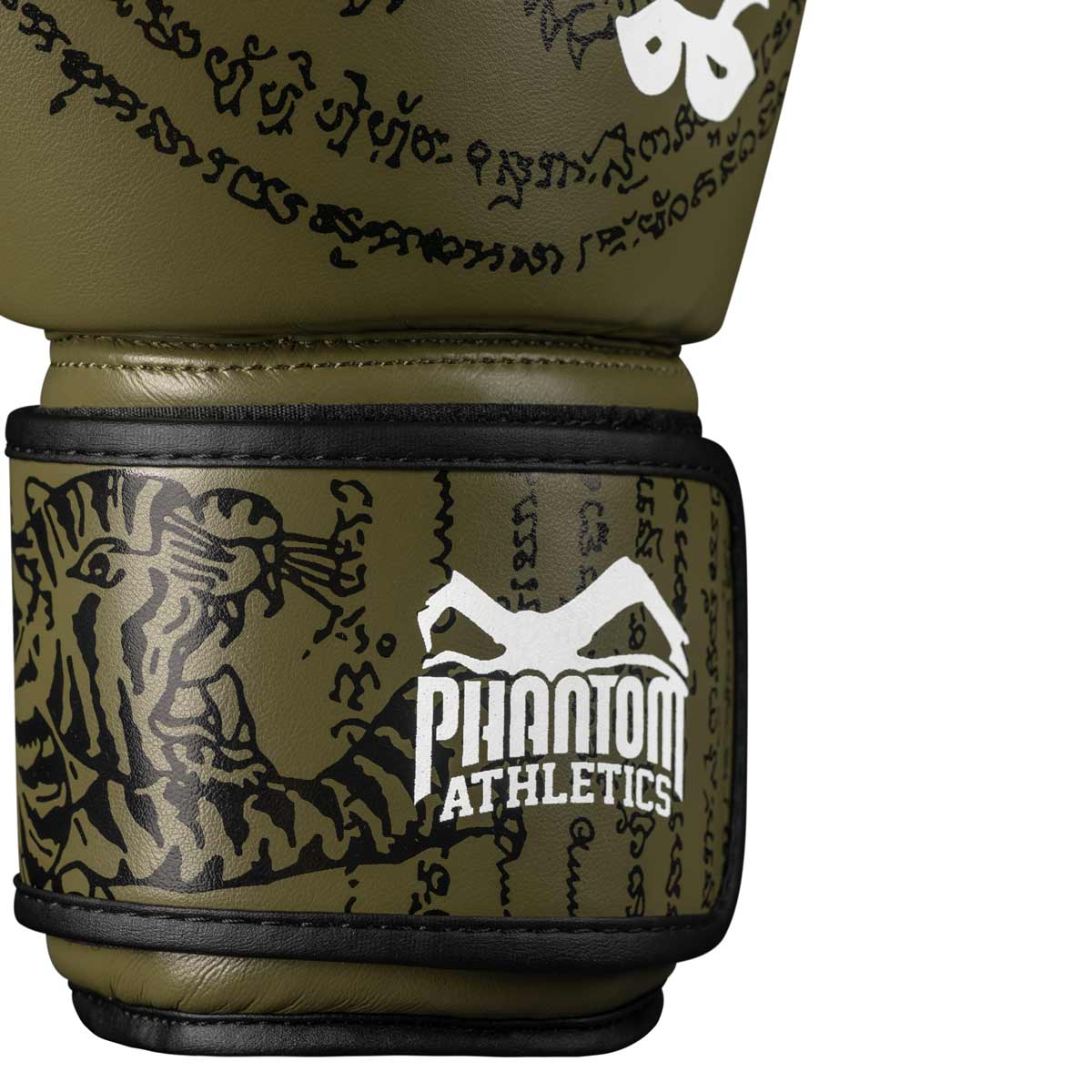 Die Phantom Muay Thai Boxhandschuhe mit traditionellem Sak Yant Design und hochwertiger Verarbeitung.