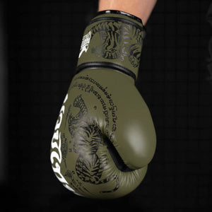 Phantom Athletics Muay Thai Boxhandschuhe Army, entwickelt für optimale Schlagkraft, Schutz und Haltbarkeit.