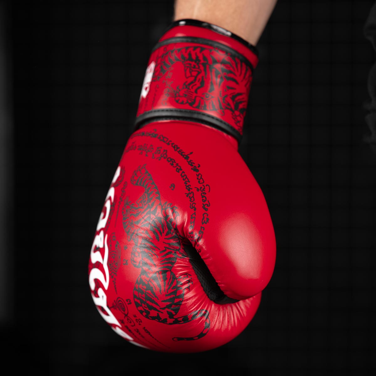 Die Phantom Muay Thai Boxhandschuhe verfügen über eine hervorragende Verarbeitung und viele kleine Details. Hier in der Farbe Rot.