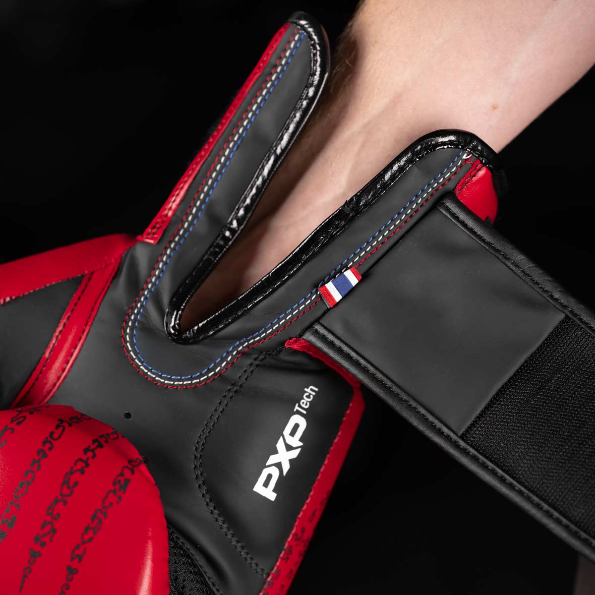 Die Phantom Muay Thai Boxhandschuhe verfügen über eine hervorragende Verarbeitung und viele kleine Details. Hier in der Farbe Rot/Sschwarz.