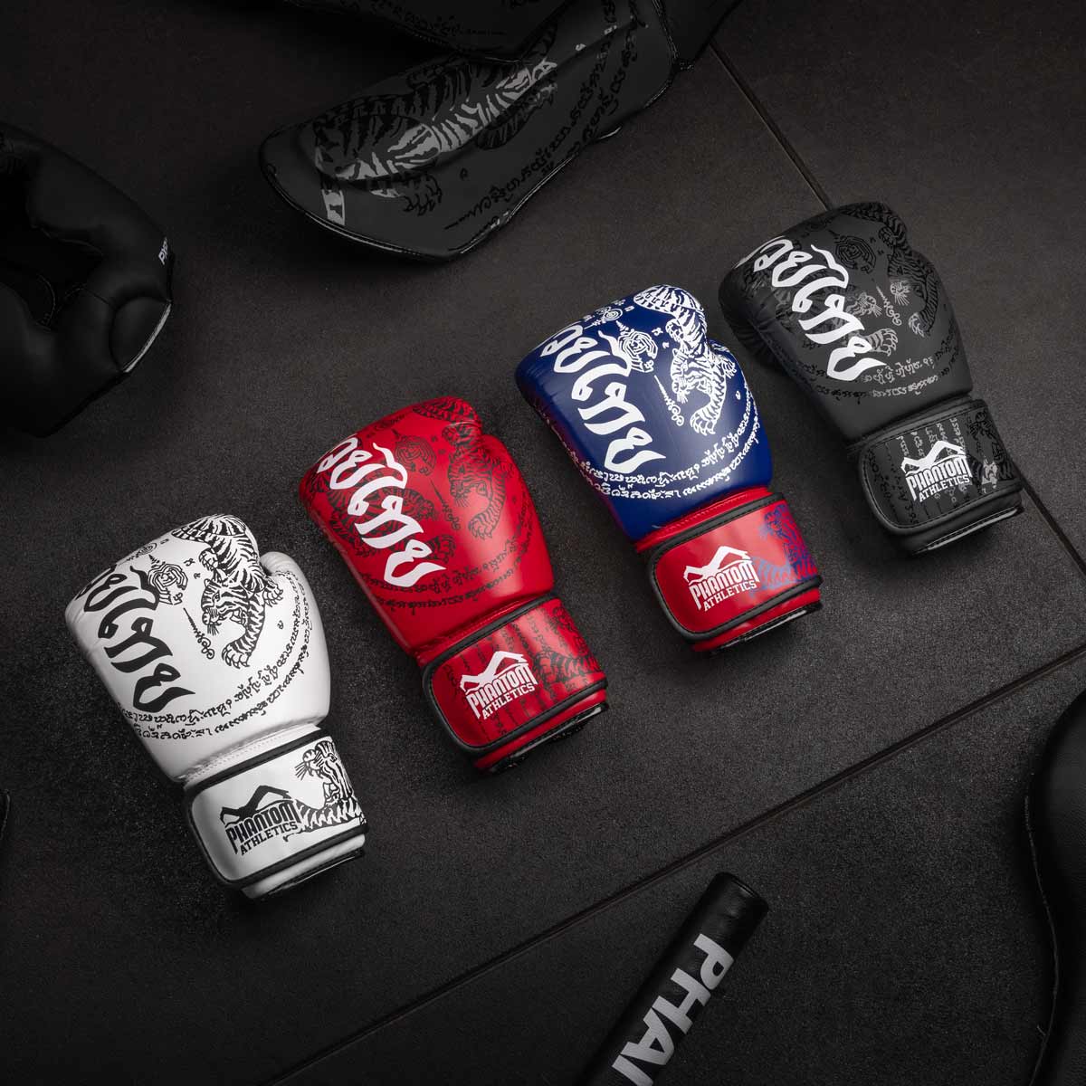 Die Phantom Muay Thai Boxhandschuhe gibt es in mehreren verschiedenen Farben.